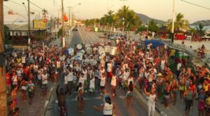 Blocos de rua tomam conta do Guarujá