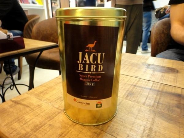 O café Jacu é brasileiro cheio de requinte. Uma embalagem pode custar R$ 300,00 o quilo.