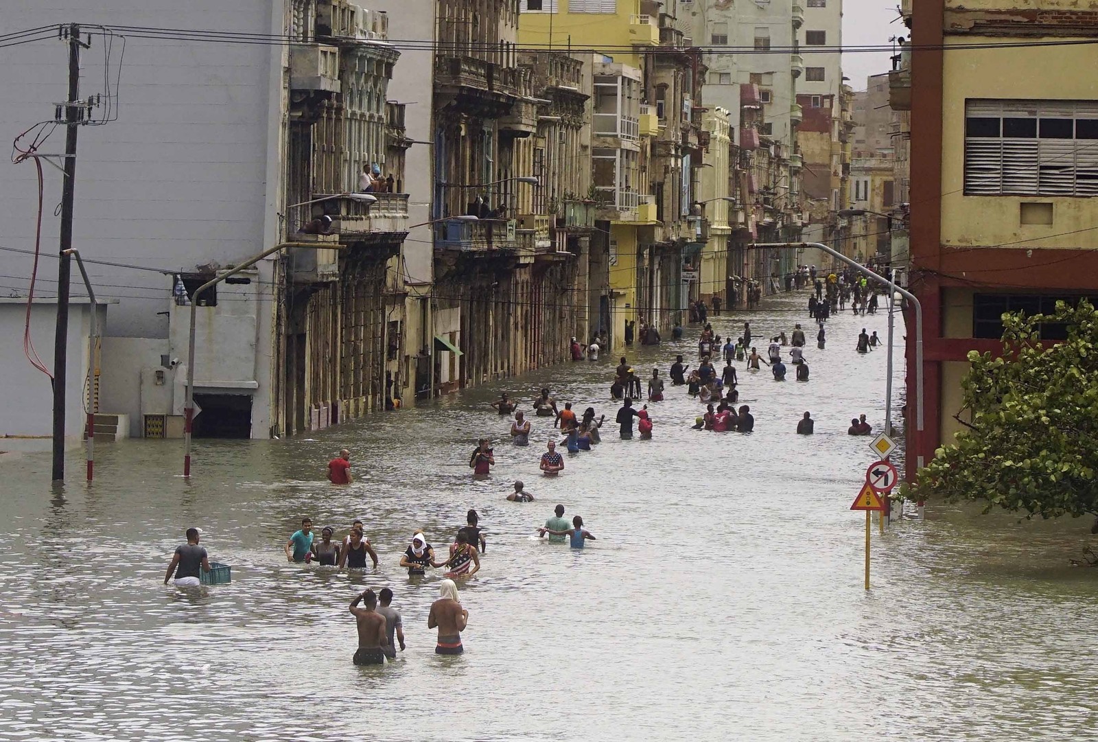 Pessoas atravessando rua inundada em Havana, Cuba, após a passagem do furacão Irma - Foto: Ramon Espinosa/AP