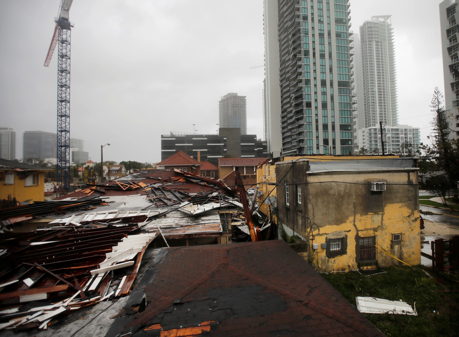 Telhados destruídos no Sul da Flórida - Foto: Carlos Barria/Reuters