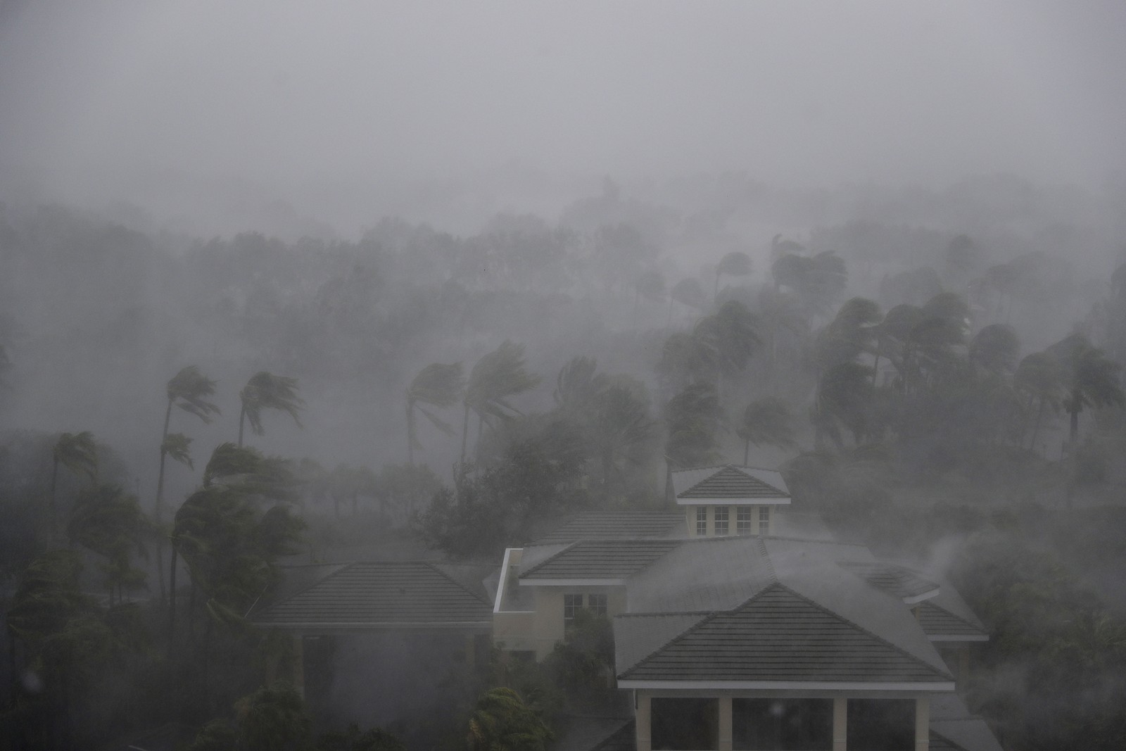 Olho do furacão Irma ao passar por Naples, Flórida - Foto: David Goldman/AP