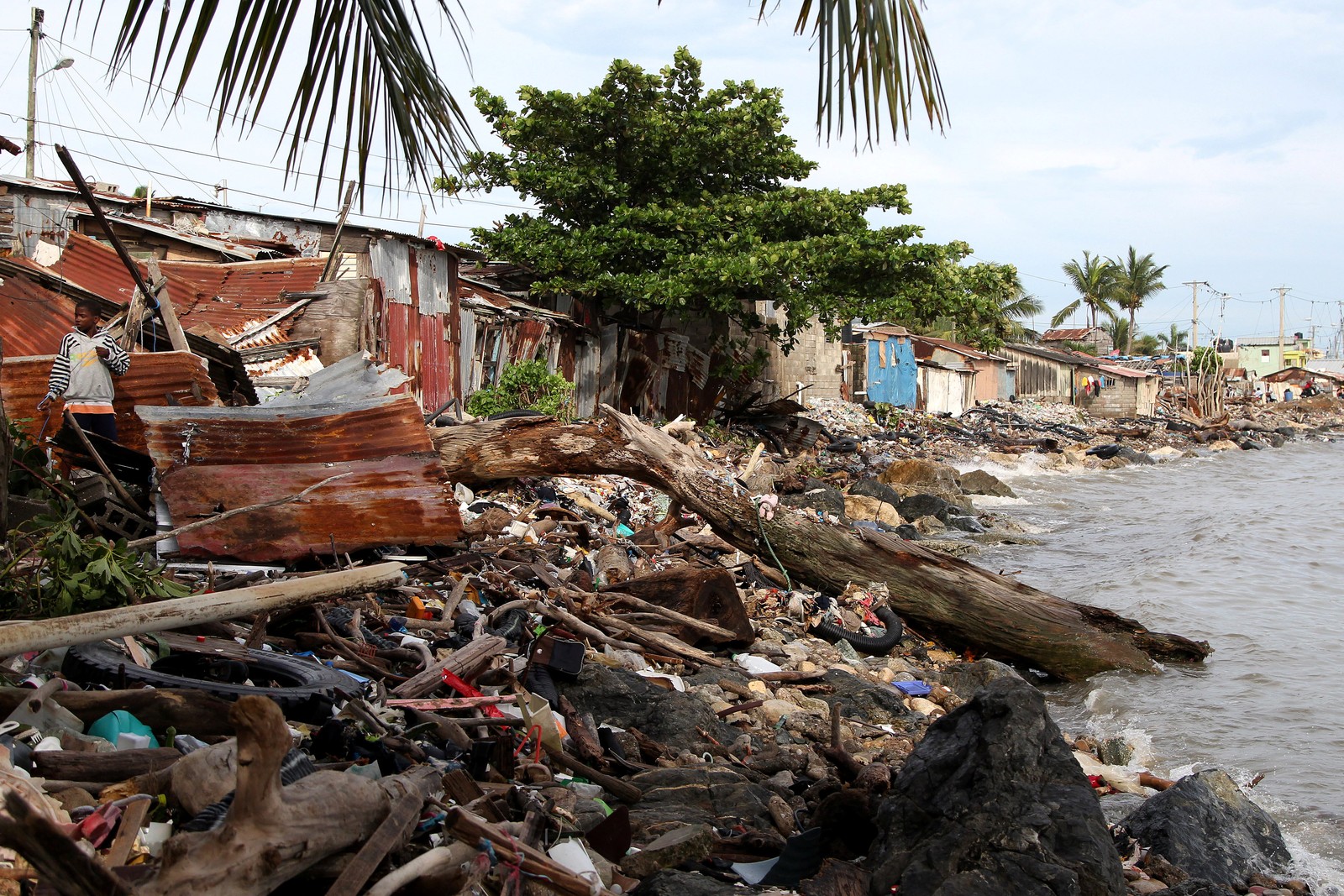Escombros deixados após a passagem do furacão Irma pelo Haiti 